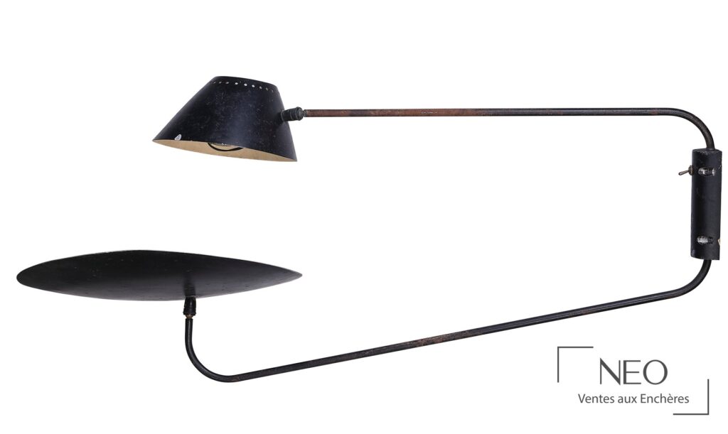 Lampe murale attribuée à René Matthieu en métal laqué noir et blanc