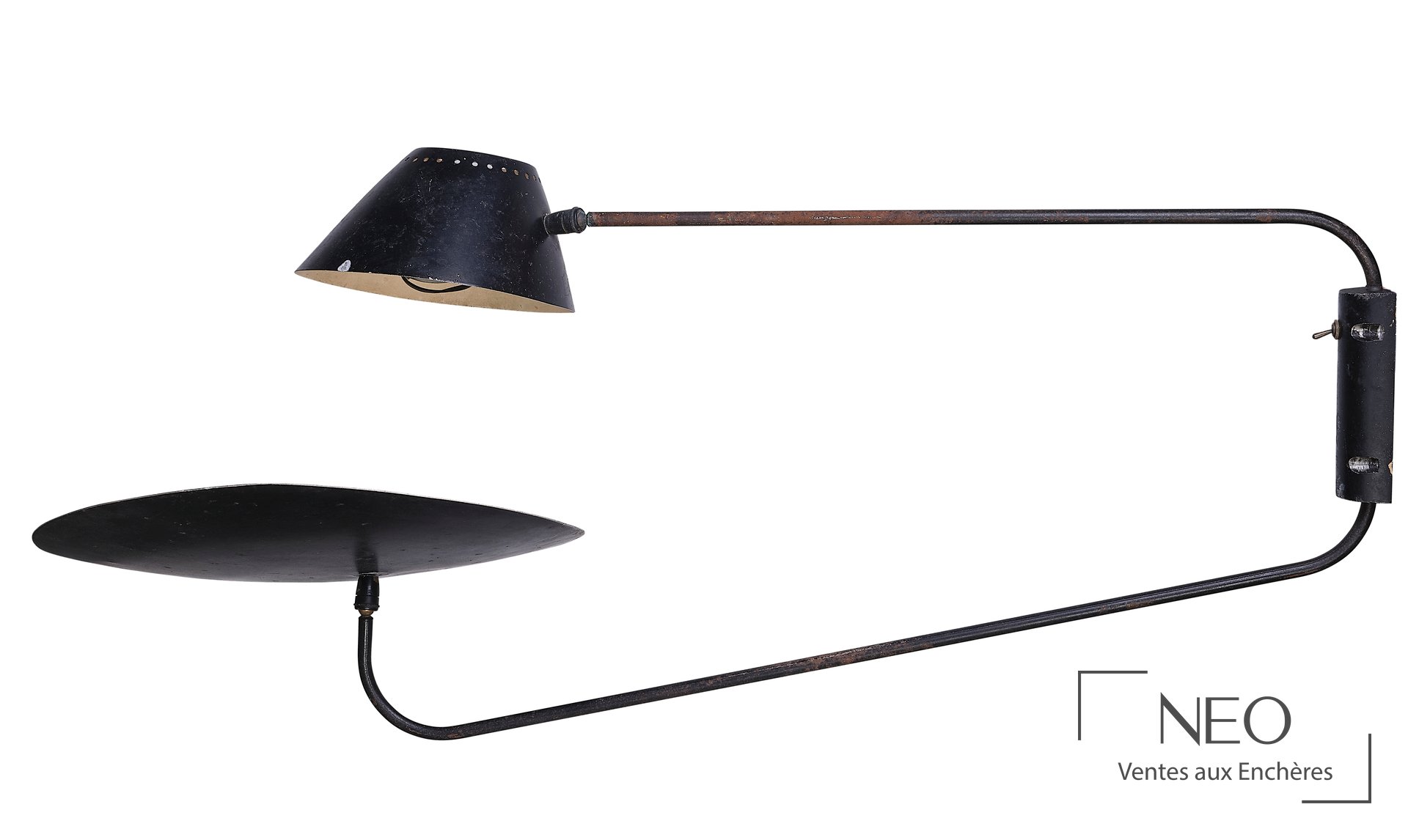 Lampe murale attribuée à René Matthieu en métal laqué noir et blanc