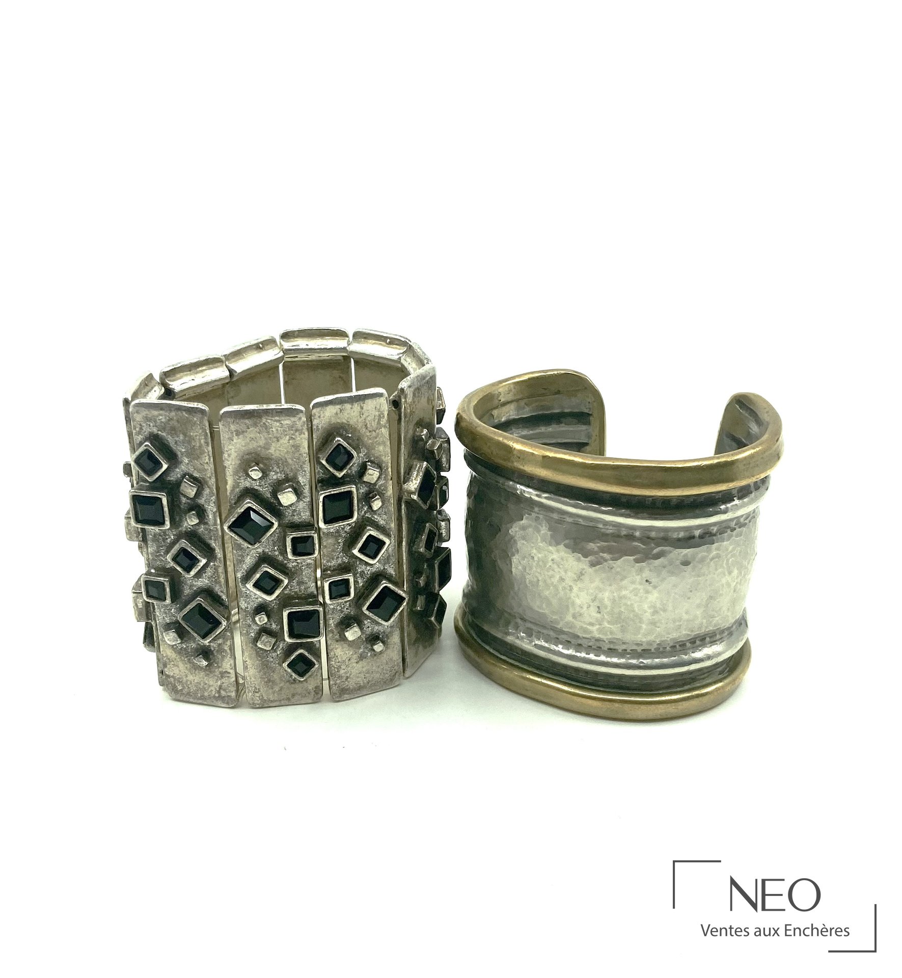 Ensemble de deux bracelets manchettes en métal argenté et doré