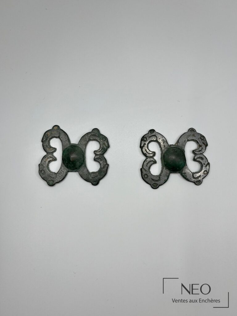 Deux éléments d’ornementation de ceinture en bronze