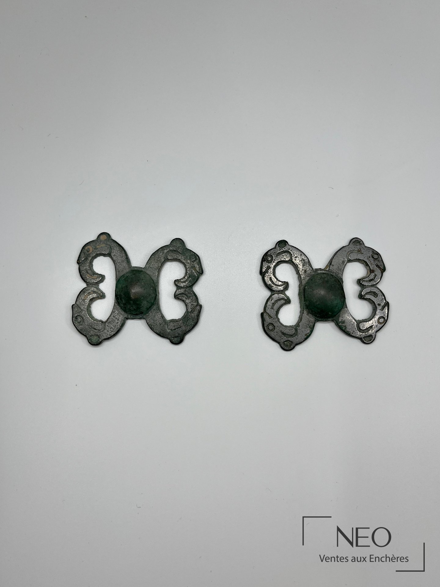 Deux éléments d’ornementation de ceinture en bronze