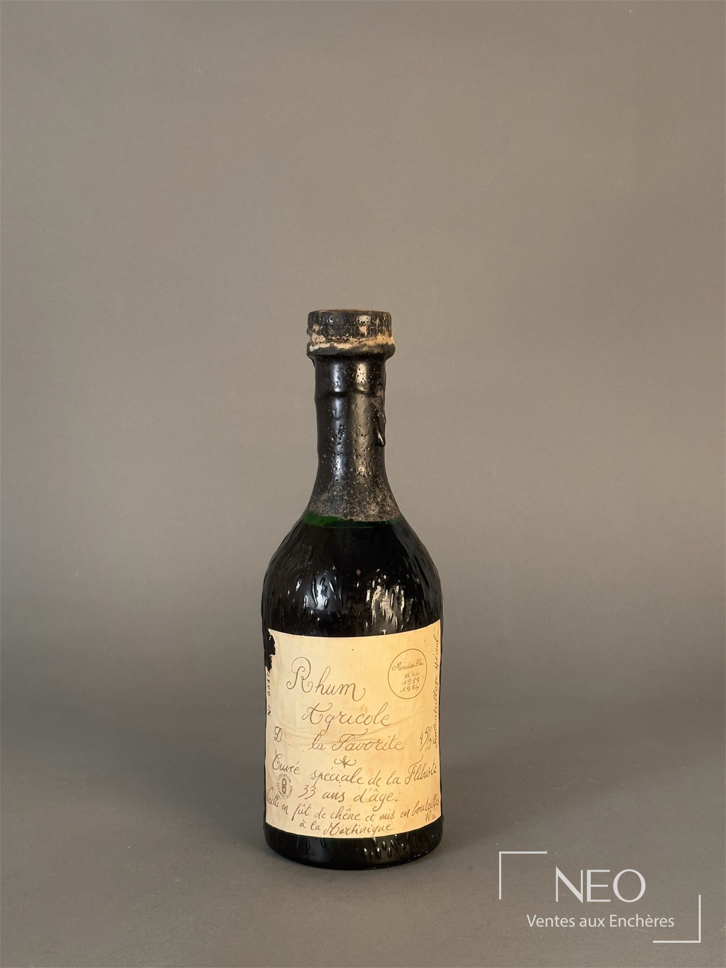 Bouteille de rhum agricole La Favorite avec étiquette ancienne et capsule en cire usée