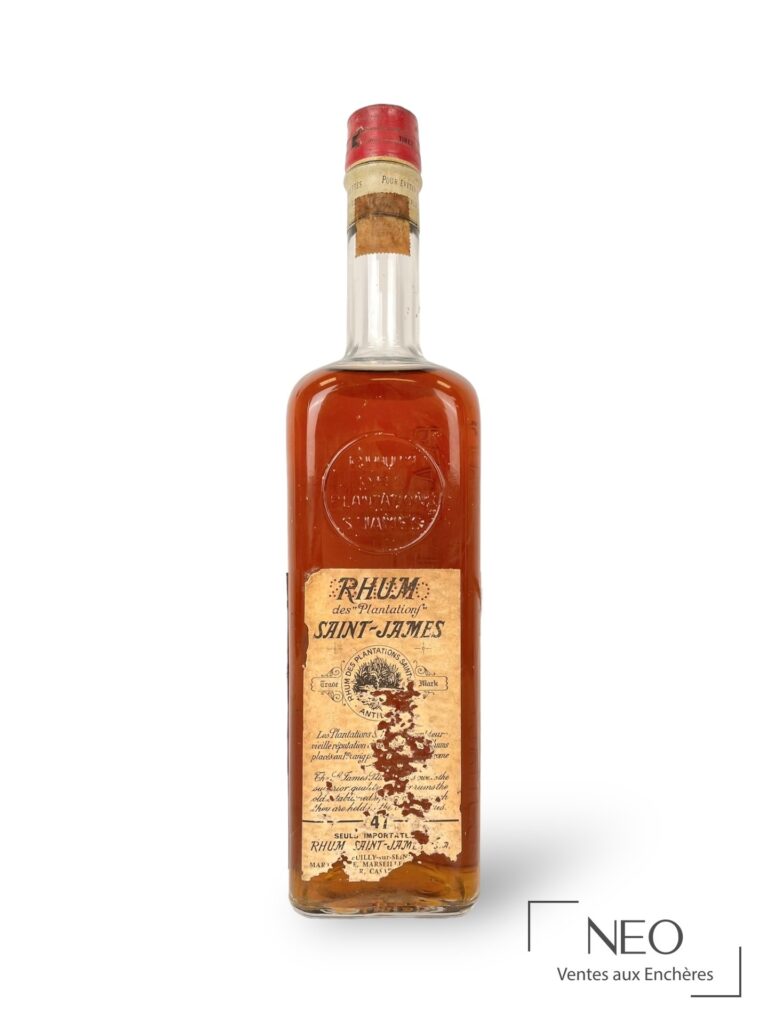 Bouteille de rhum Saint-James vue de face avec étiquette très usée