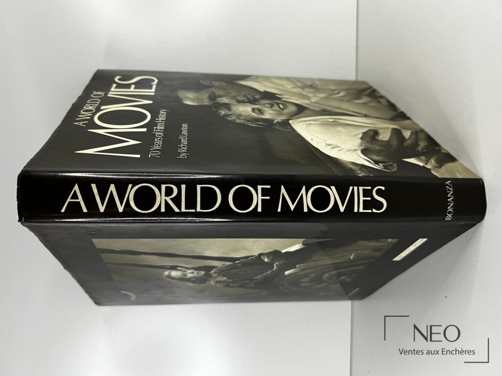 Livre A World of Movies de Richard Lawton vu de trois quarts