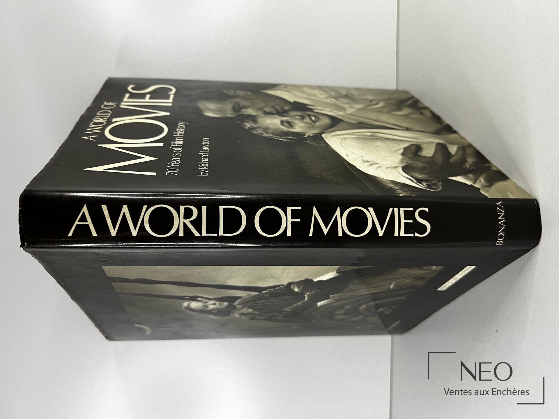 Livre A World of Movies de Richard Lawton vu de trois quarts