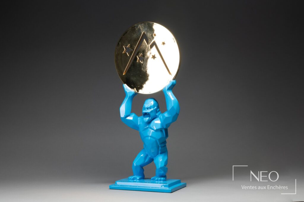 Sculpture de Richard Orlinski représentant un Kong bleu tenant un disque doré