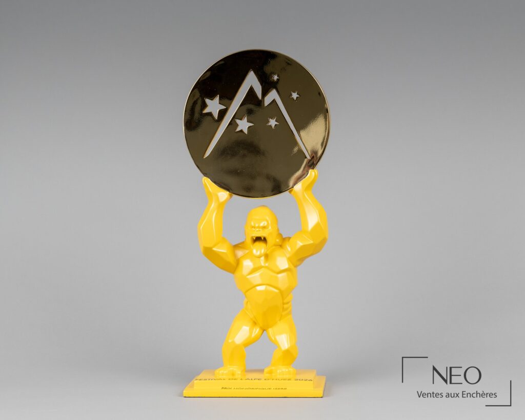 Trophée Richard Orlinski en résine jaune représentant un gorille tenant un disque noir