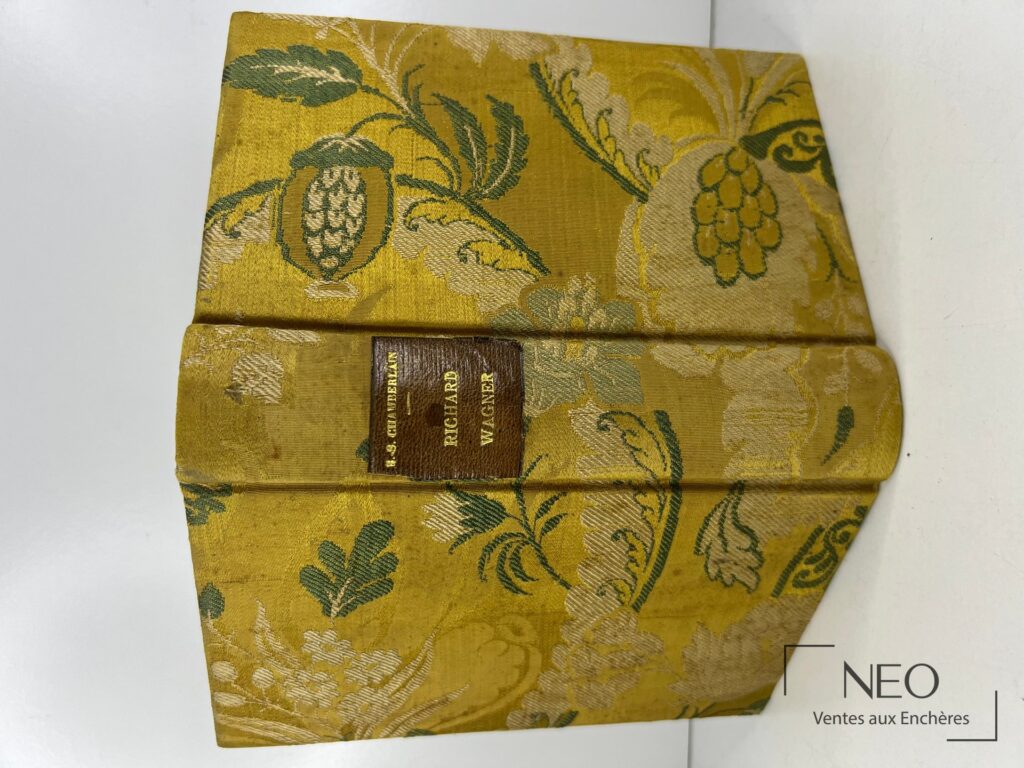 Livre relié en tissu doré à décor floral