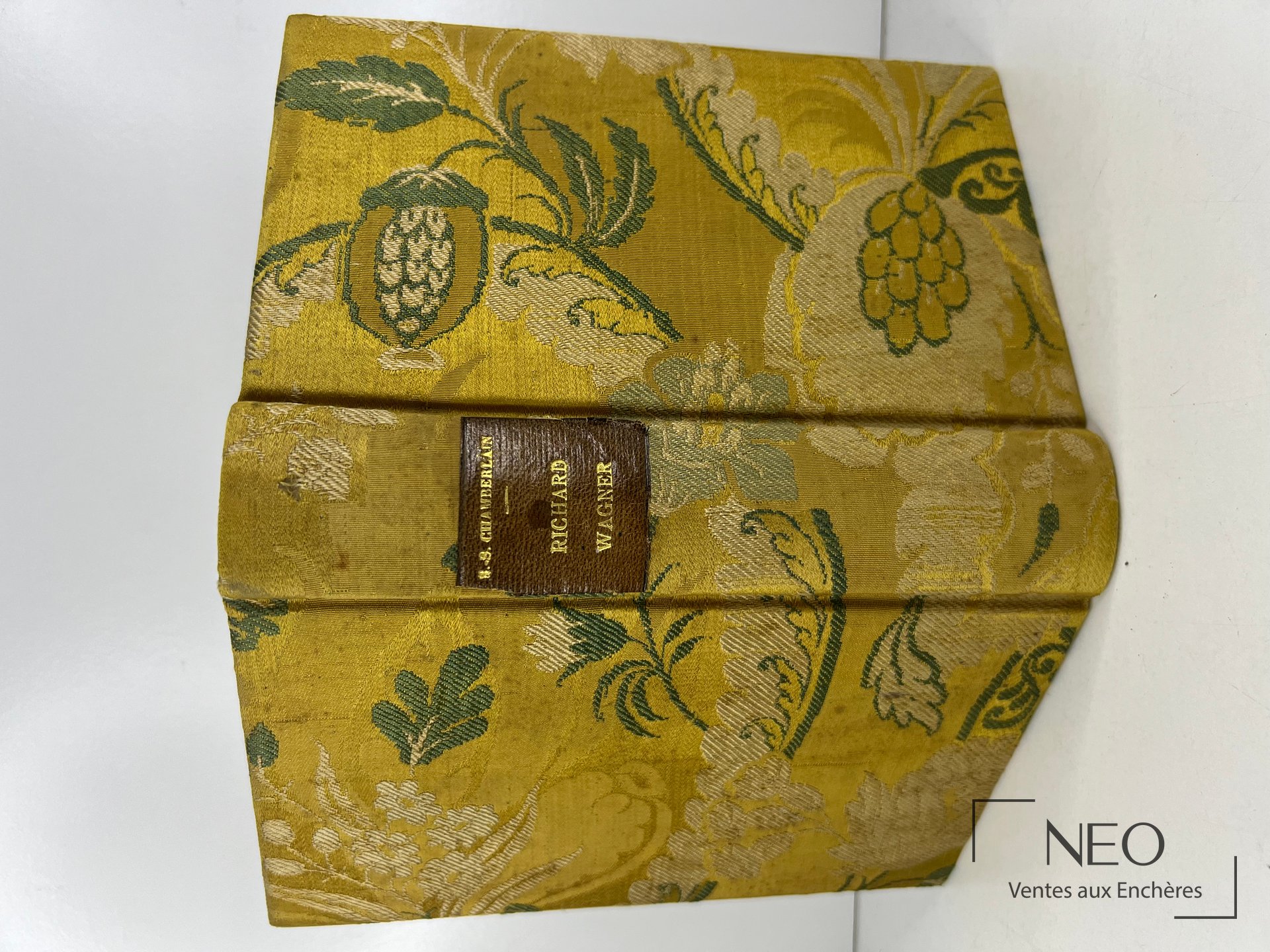 Livre relié en tissu doré à décor floral