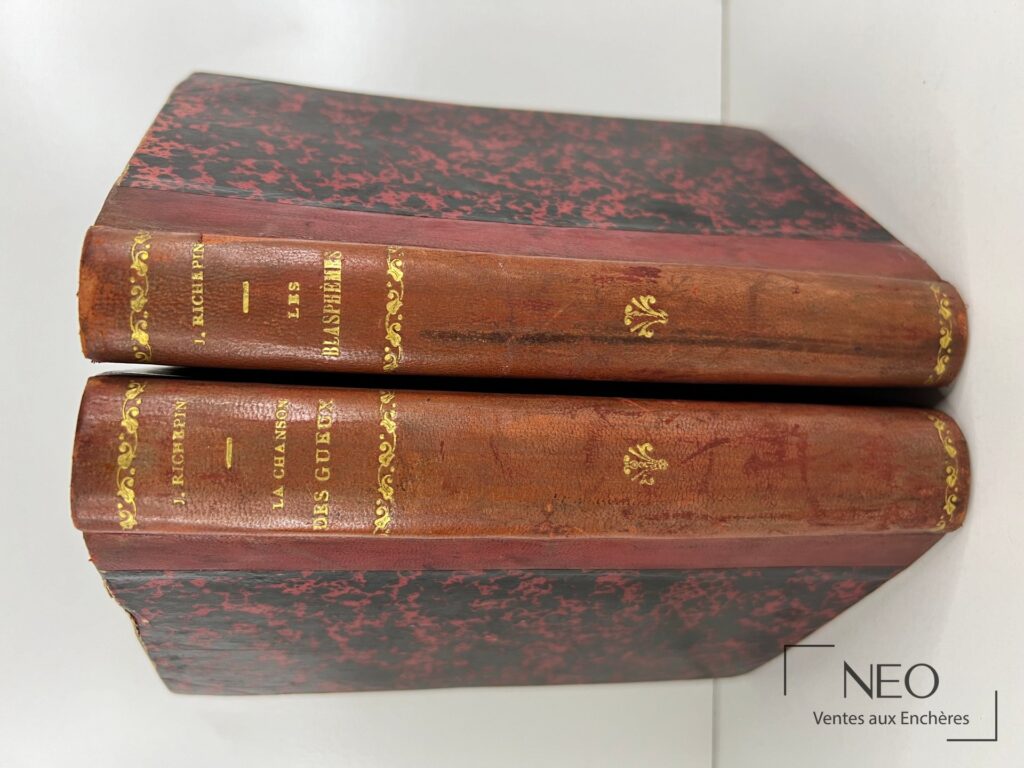 Deux livres reliés en demi chagrin rouge