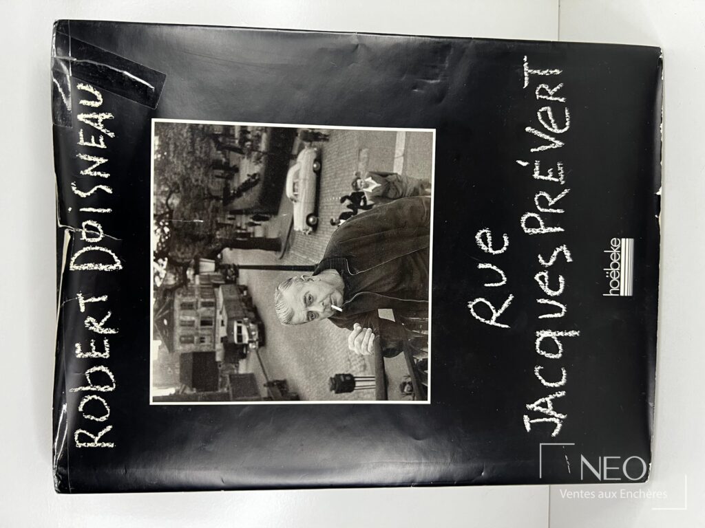 Couverture noire du livre Robert Doisneau Rue Jacques Prévert avec photographie centrale en noir et blanc.