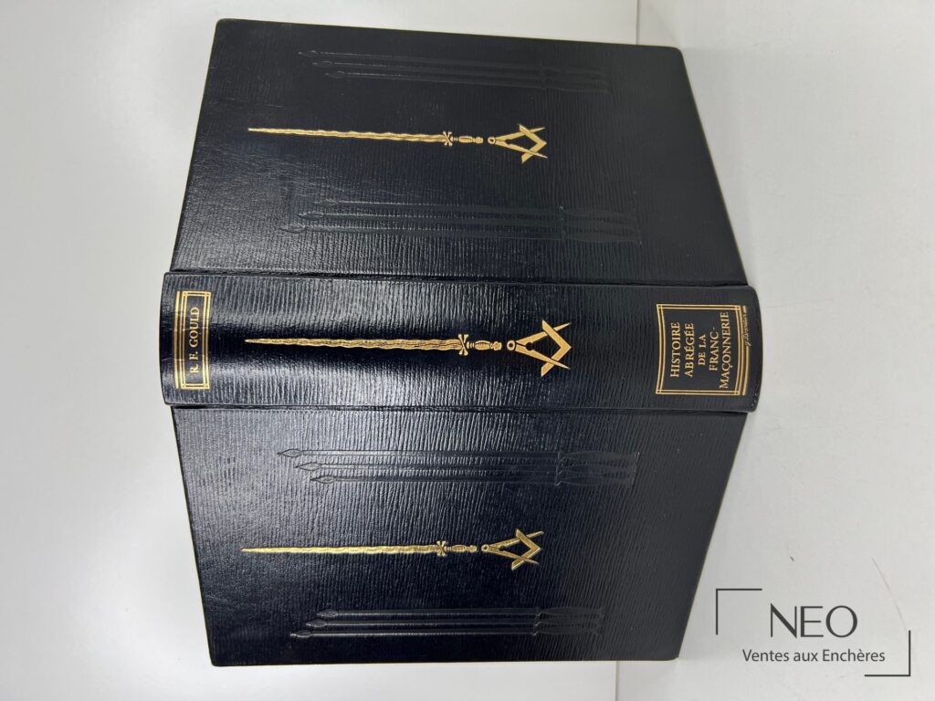 Couverture noire d'un livre relié avec décor et titre dorés sur le dos et le plat