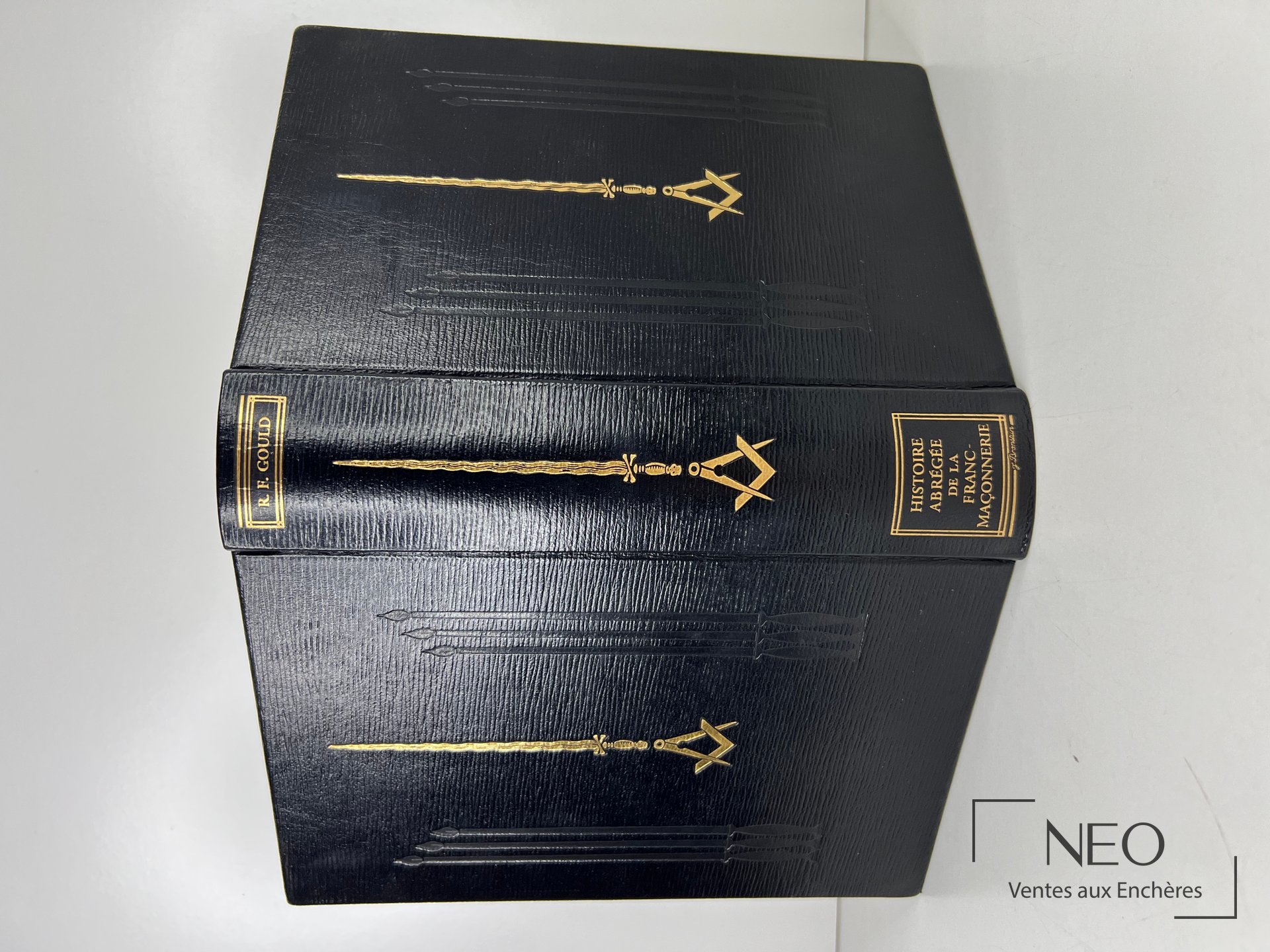 Couverture noire d'un livre relié avec décor et titre dorés sur le dos et le plat