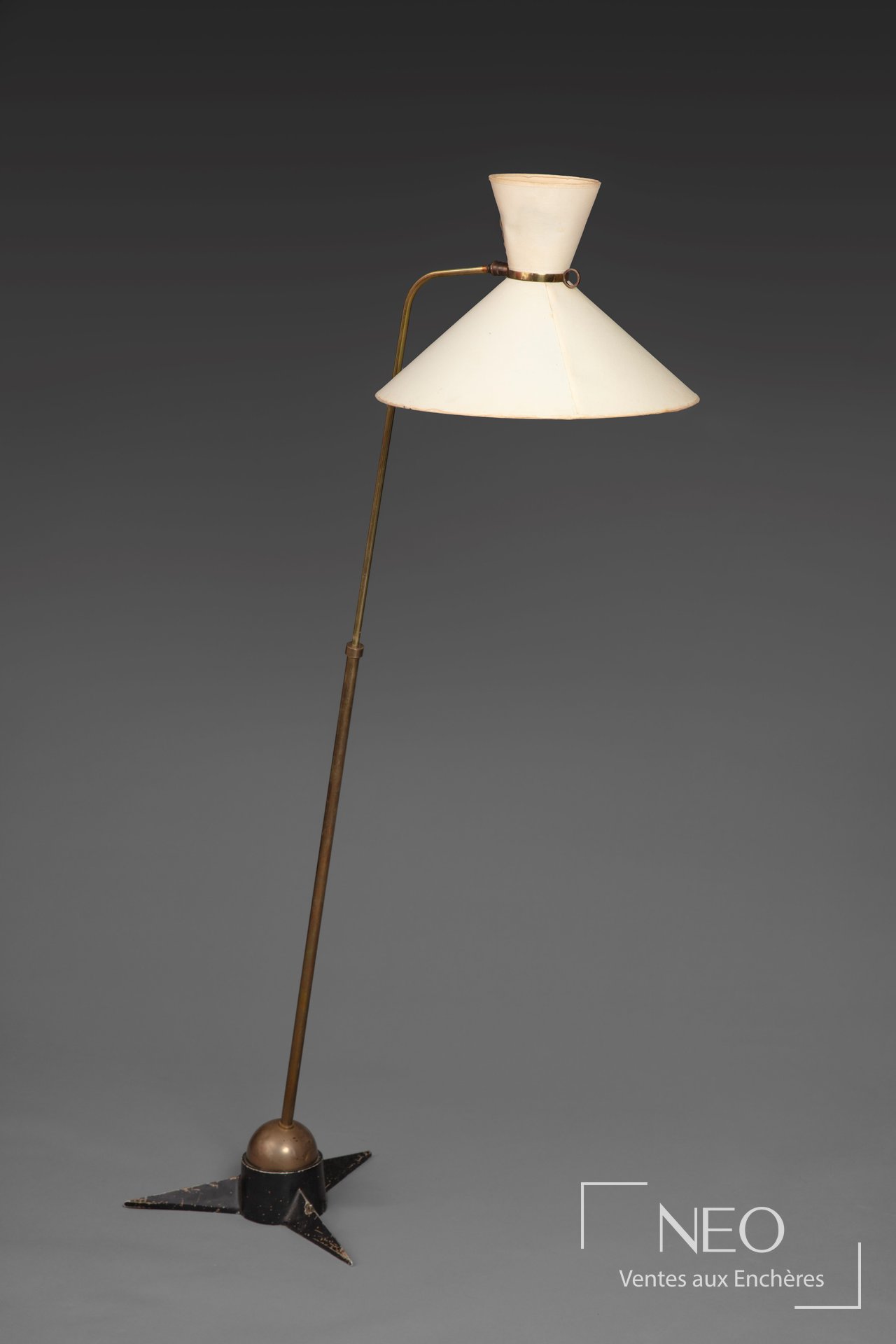 Lampadaire Robert Mathieu avec abat-jour beige et base étoile noire