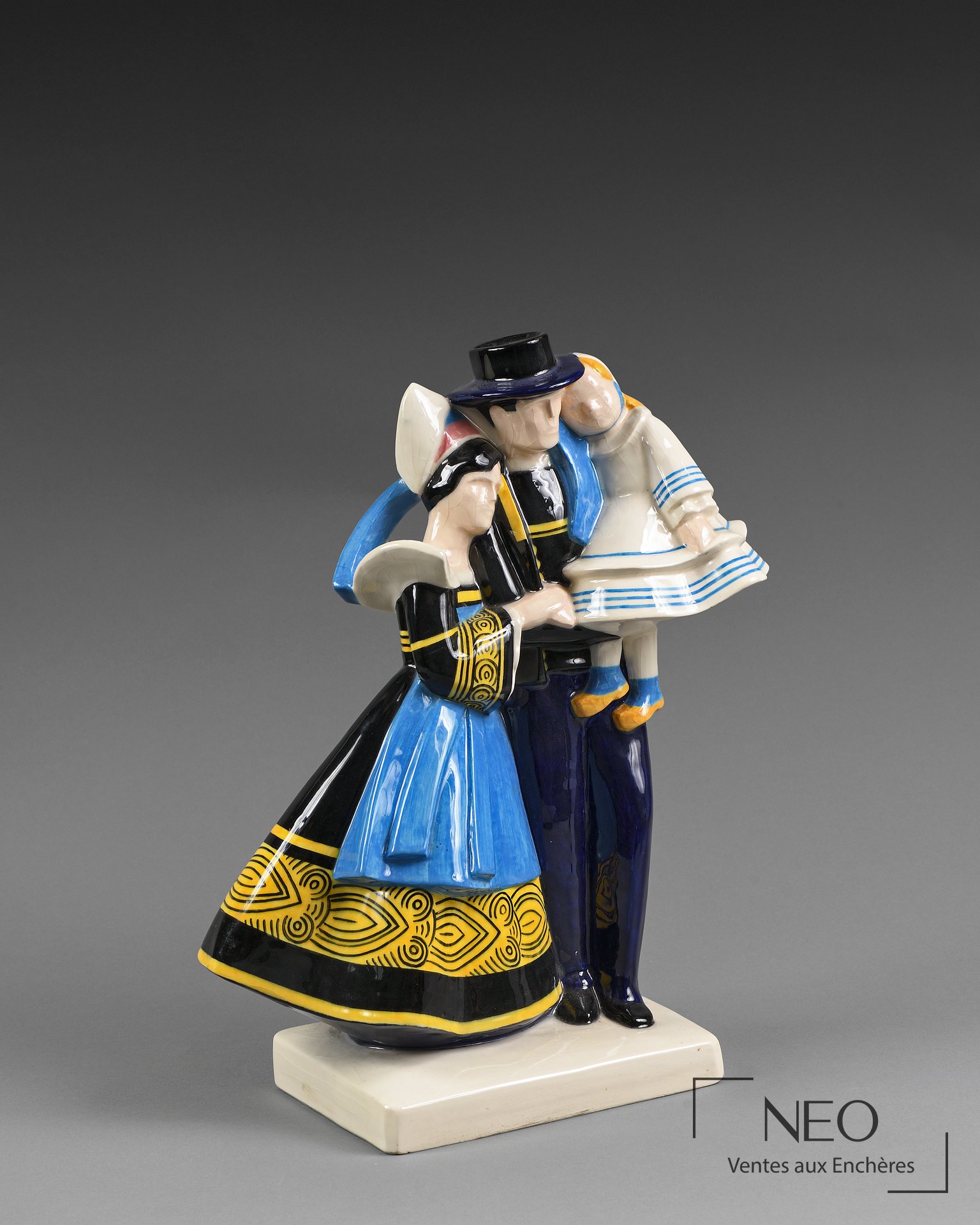 Statuette en faïence polychrome représentant un couple breton avec un bébé