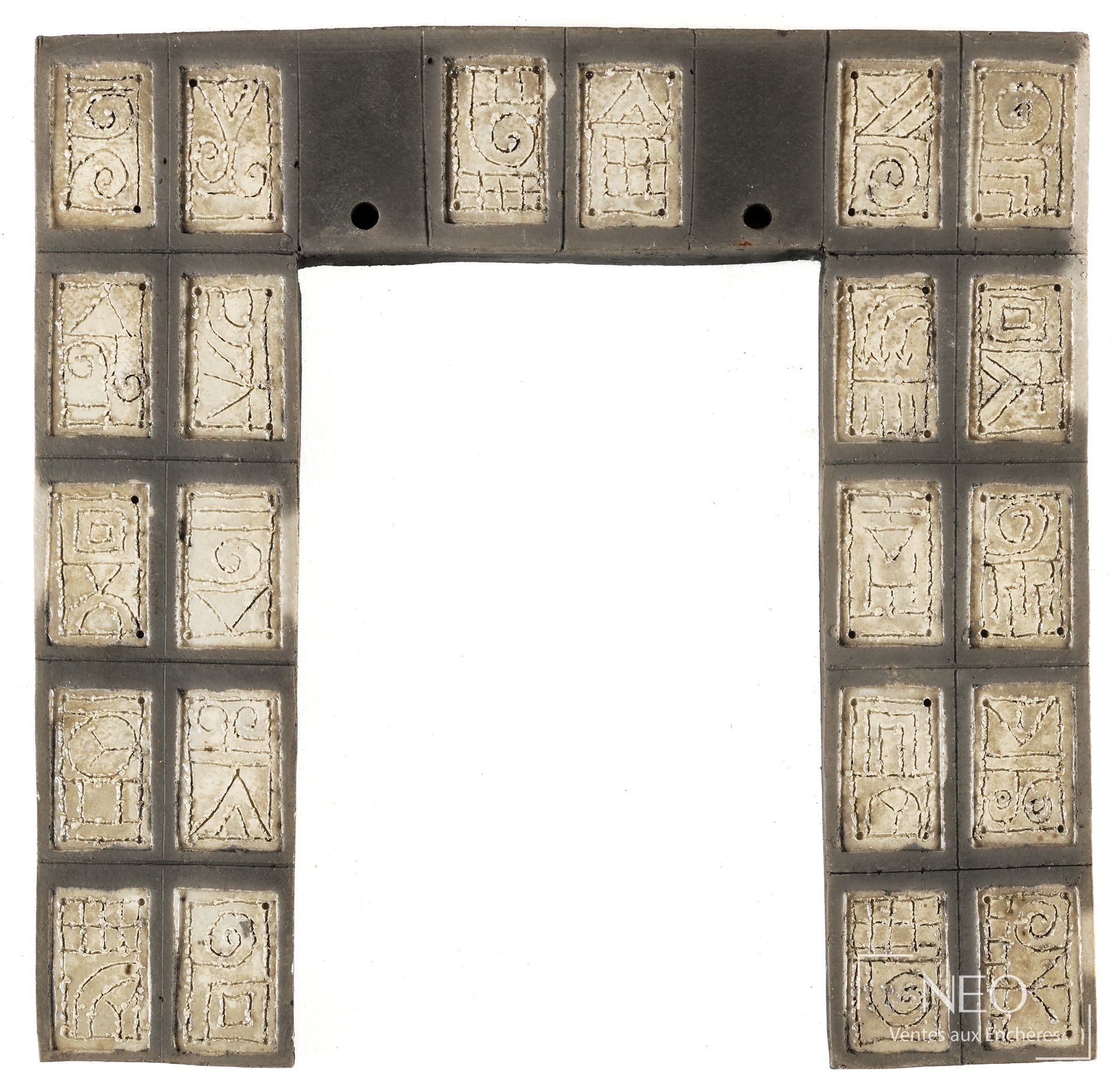 Forme libre en céramique grise à carreaux émaillés beige et symboles gravés
