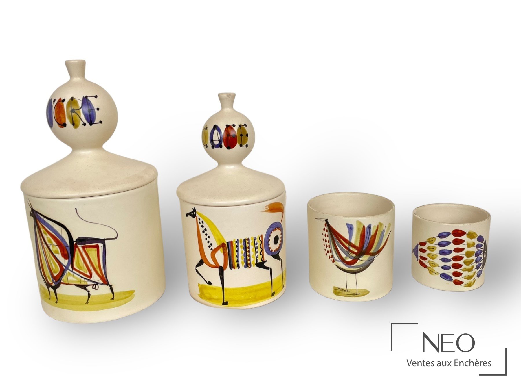 Ensemble de quatre pots à condiments Roger Capron en faïence blanche décorée d'animaux polychromes