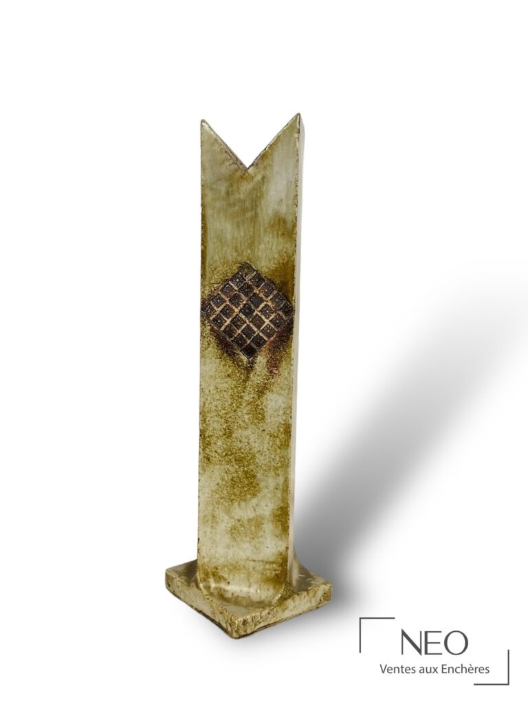 Soliflore quadrangulaire en grès vernissé avec décor incisé de damier de fleurettes