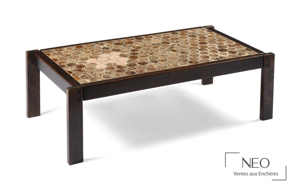 Table basse Roger Capron en bois à plateau de carreaux de céramique