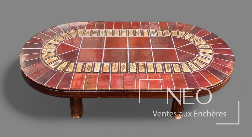 Table basse ovale Roger Capron avec plateau en carreaux polychromes et pieds cylindriques en bois