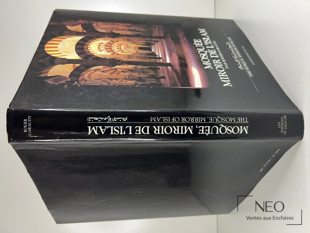 Livre relié noir vu de trois quarts