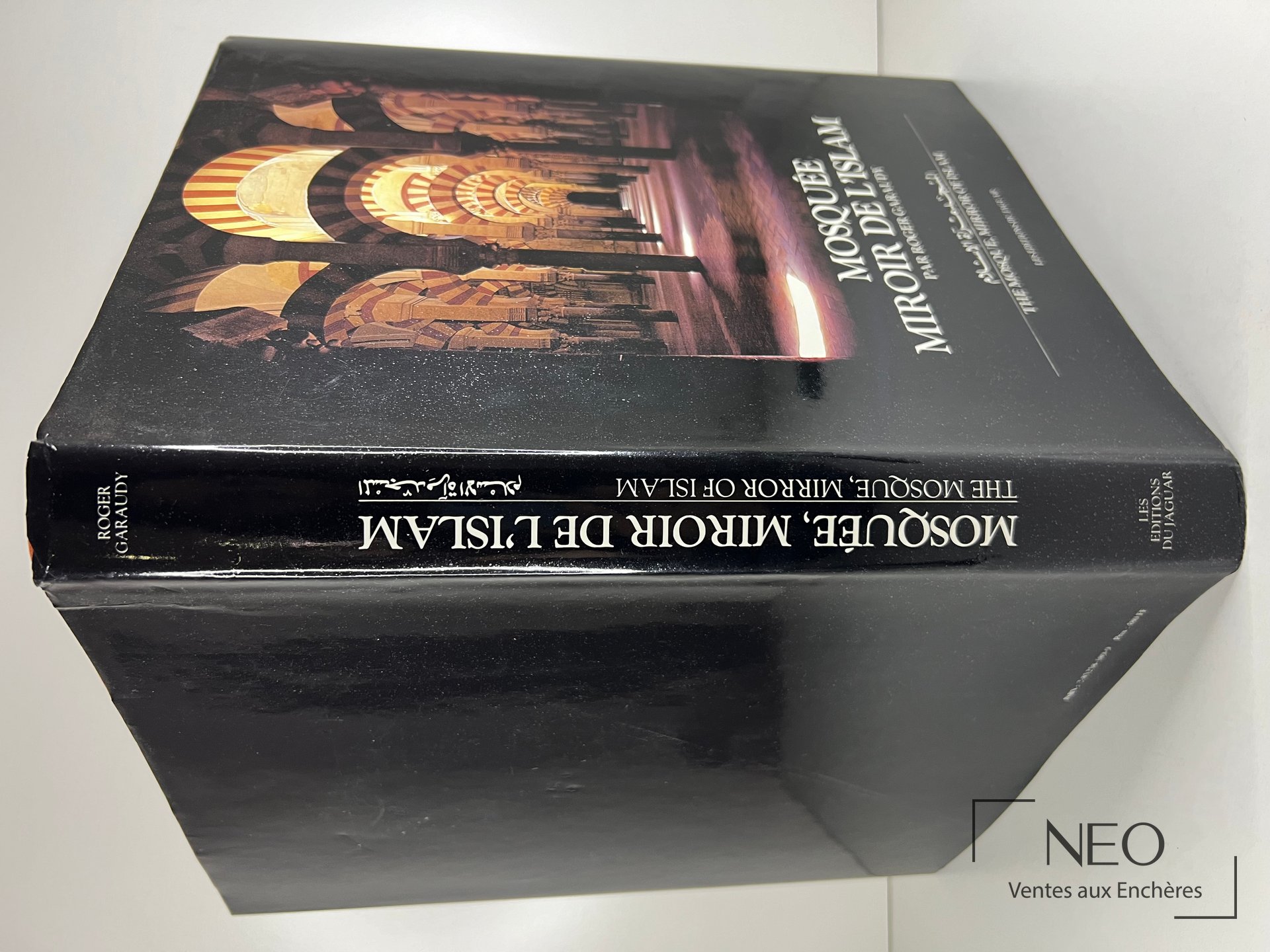 Livre relié noir vu de trois quarts