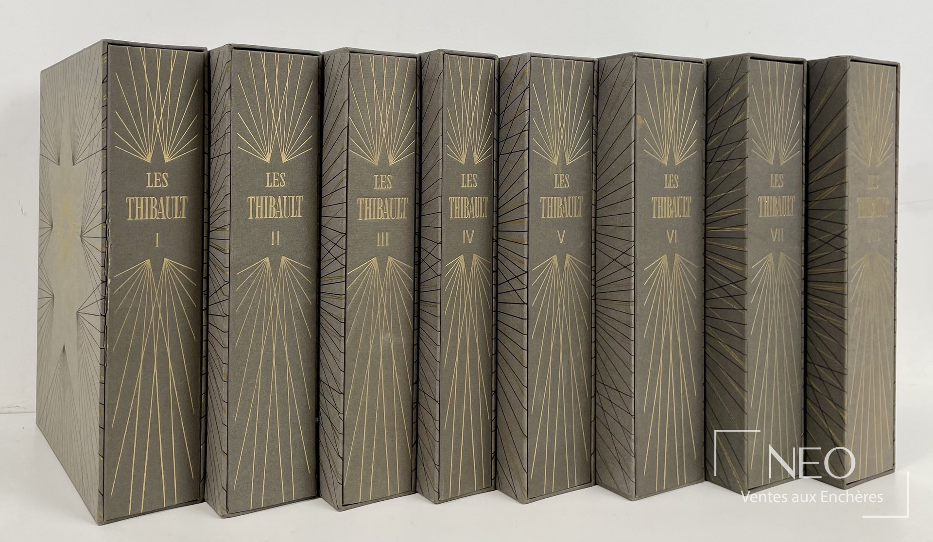Huit volumes des Thibault dans leurs emboîtages ornés de dorures