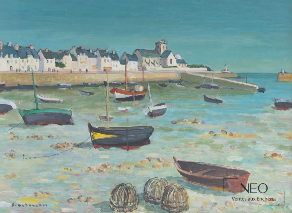 Vue de port de Roland Le Boucher avec barques au premier plan et village côtier en arrière-plan