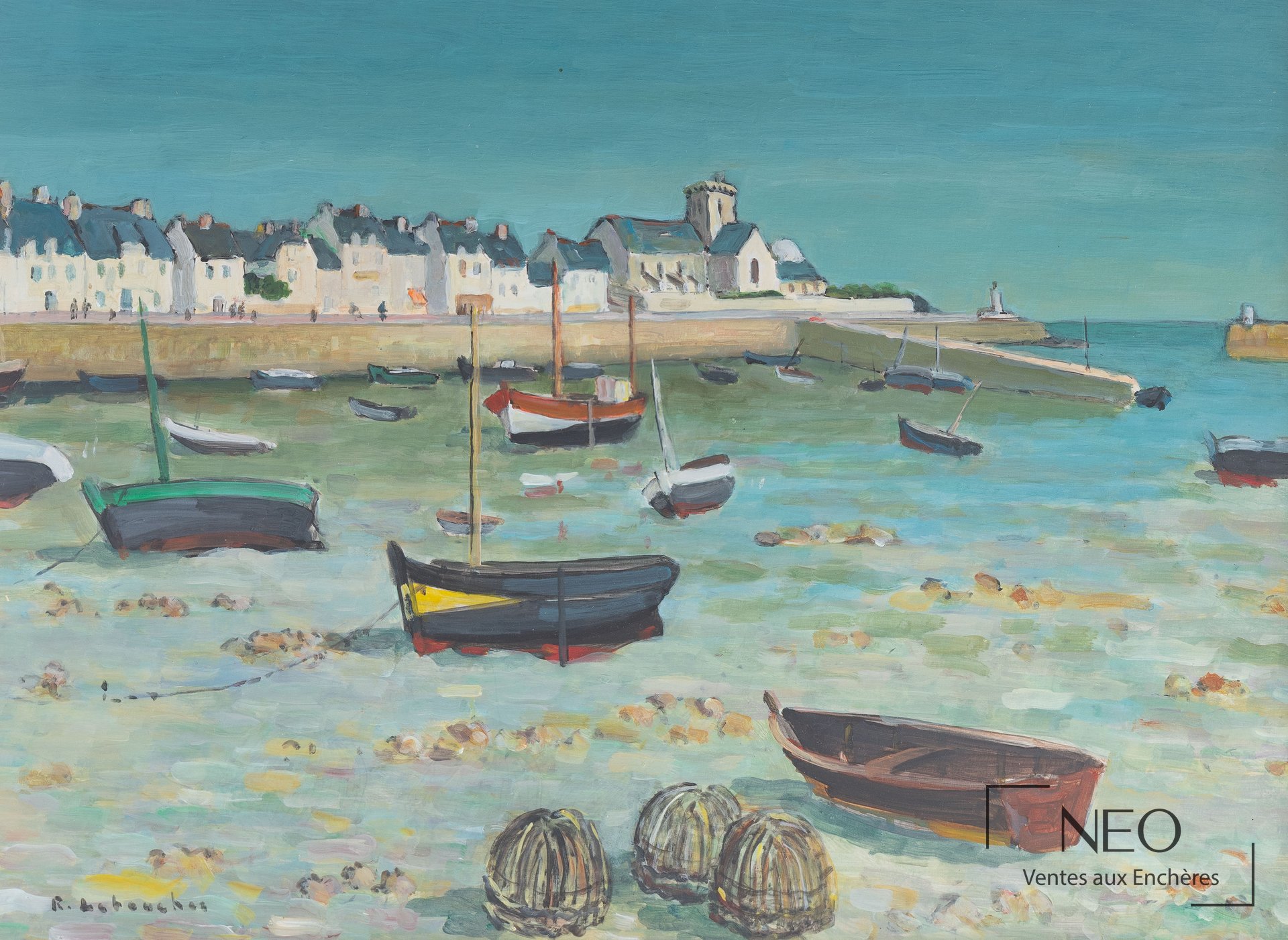 Vue de port de Roland Le Boucher avec barques au premier plan et village côtier en arrière-plan