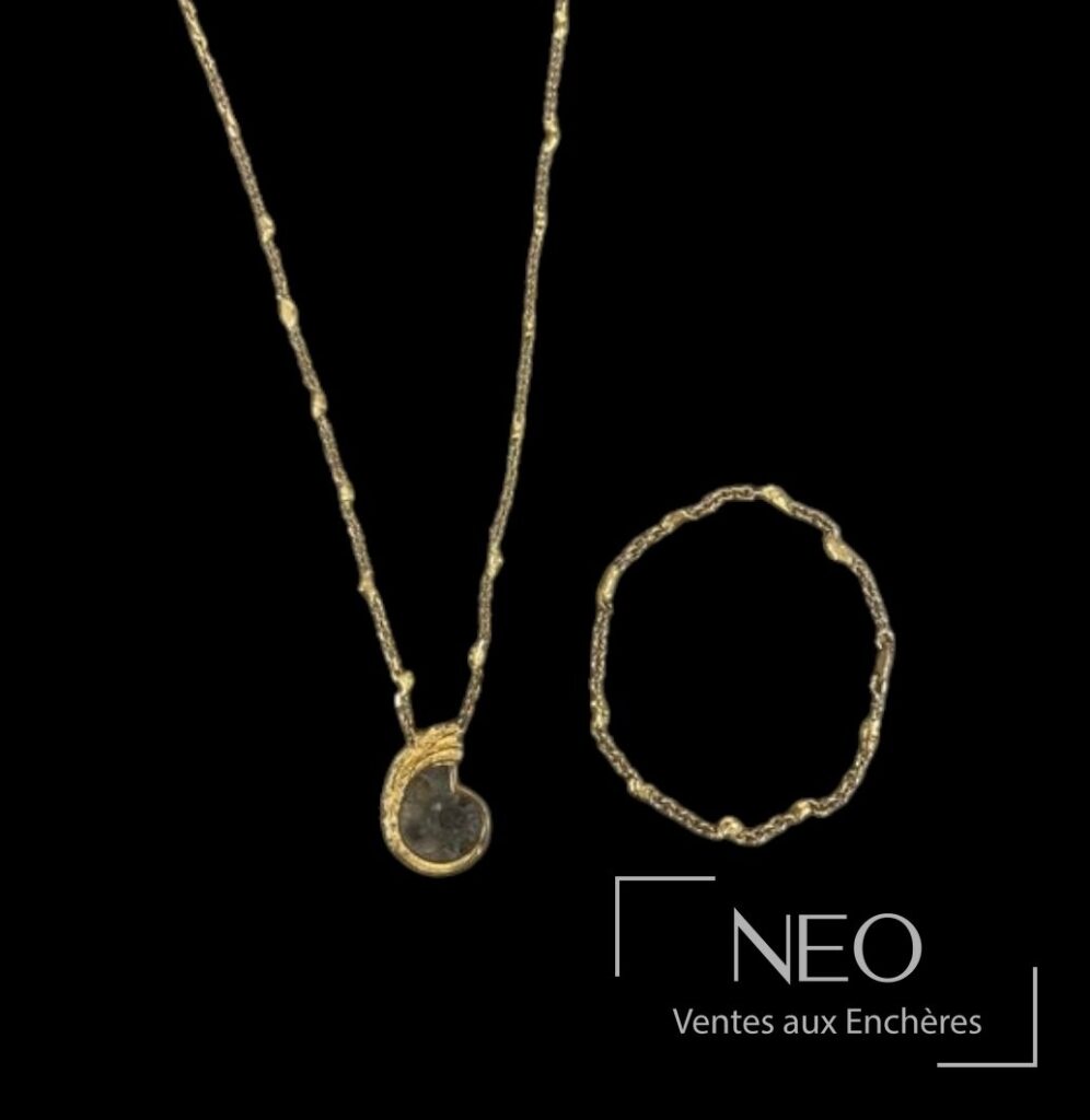 Parure en or jaune avec pendentif serti d’une ammonite et chaîne assortie