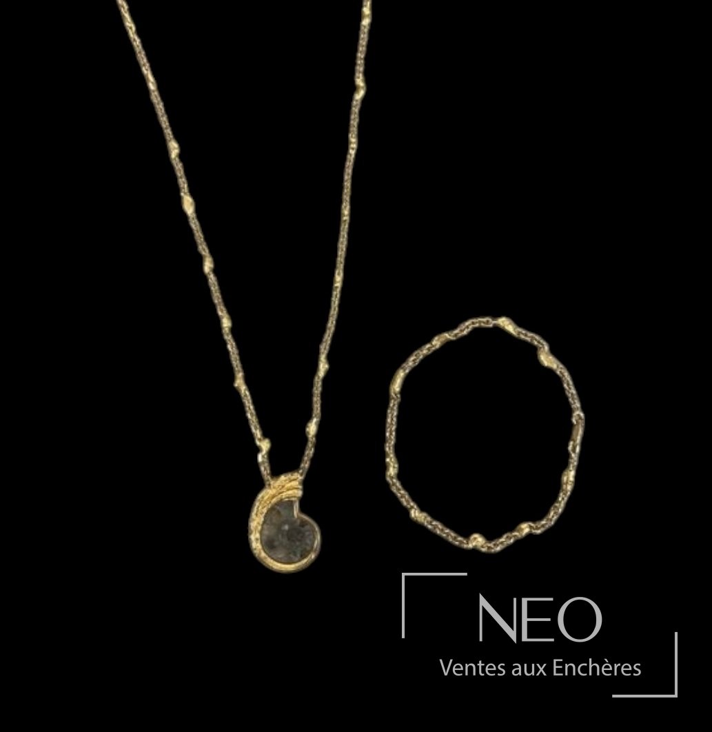 Parure en or jaune avec pendentif serti d’une ammonite et chaîne assortie