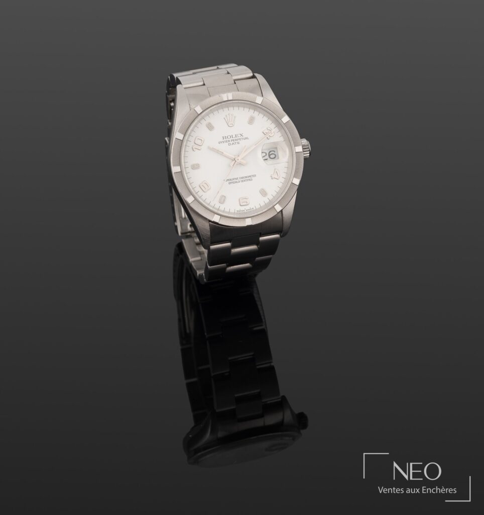 Montre Rolex Oyster Perpetual Date en acier sur son support