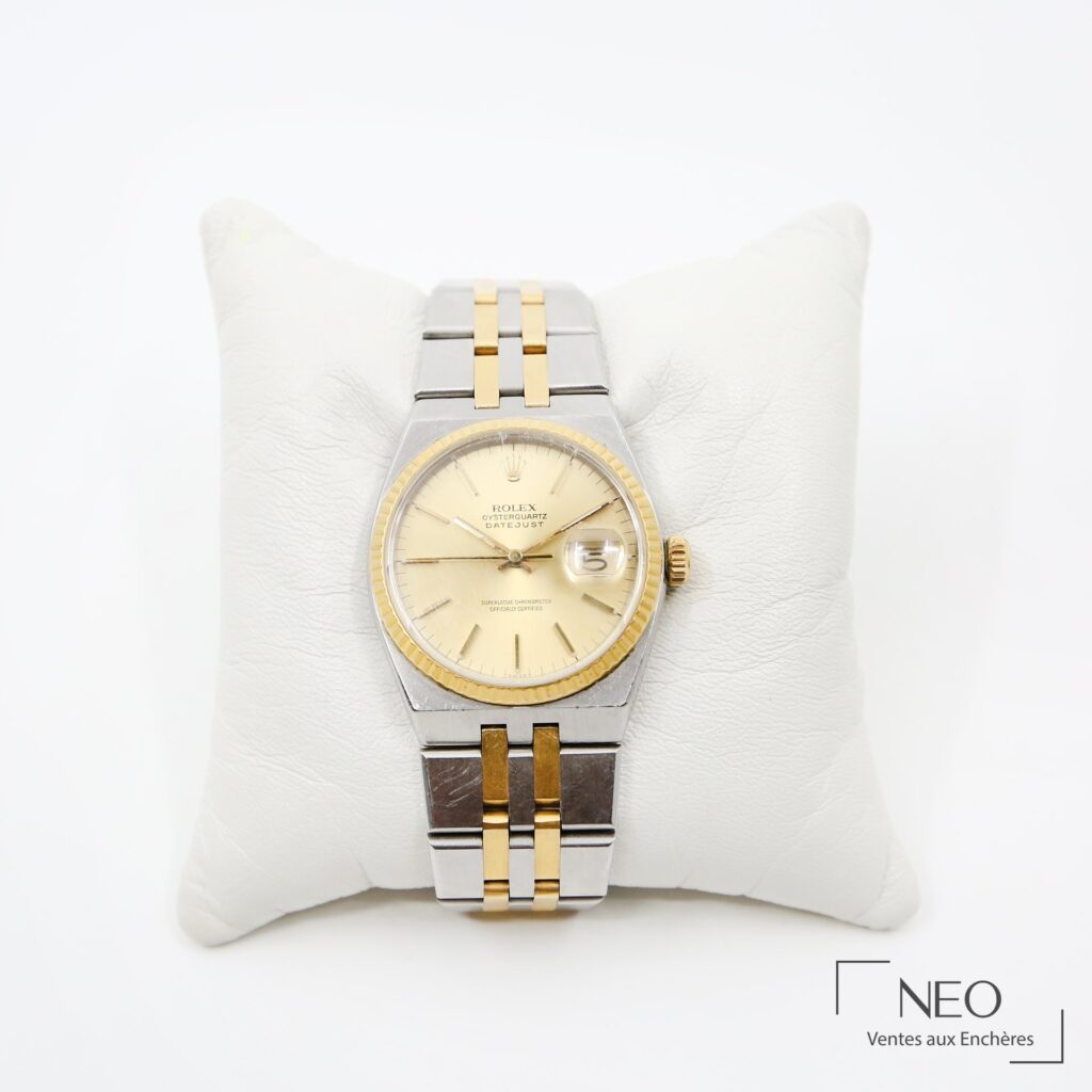 Montre Rolex OysterQuartz Datejust en or jaune et acier sur coussin blanc
