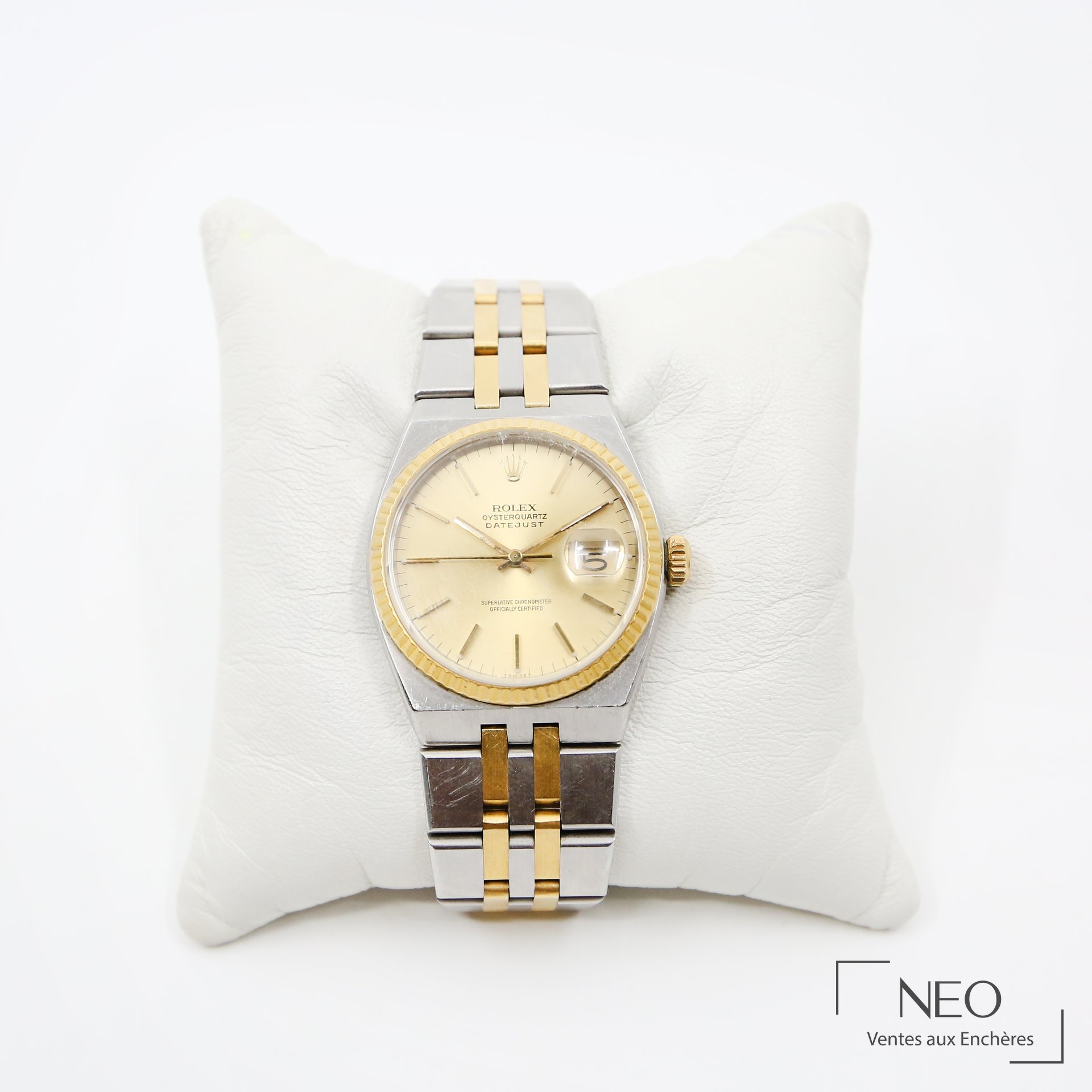 Montre Rolex OysterQuartz Datejust en or jaune et acier sur coussin blanc