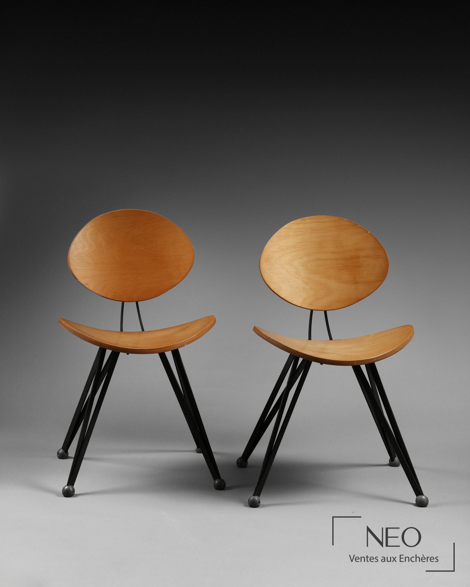 Paire de chaises Ron Arad en érable multiplis et acier profilé