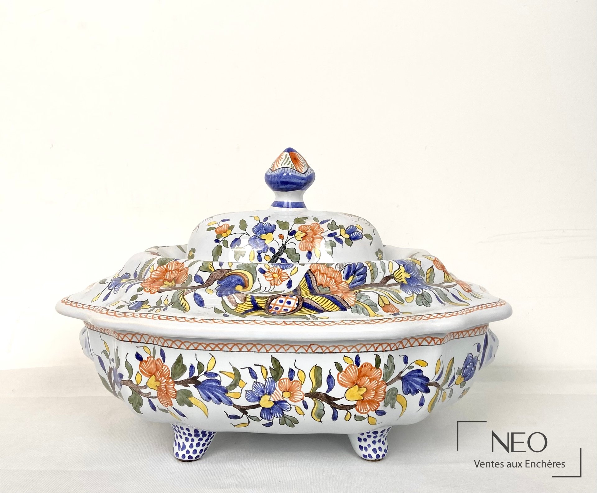Soupière en faïence de Rouen à décor floral polychrome avec couvercle