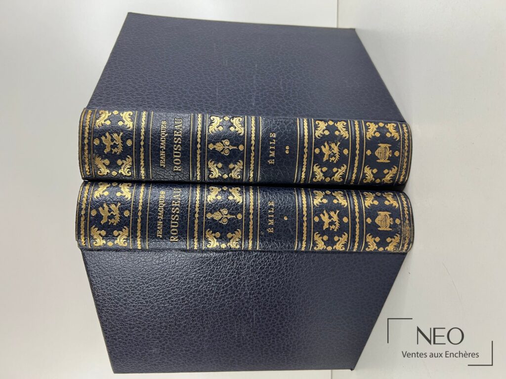 Deux volumes reliés en bleu sombre