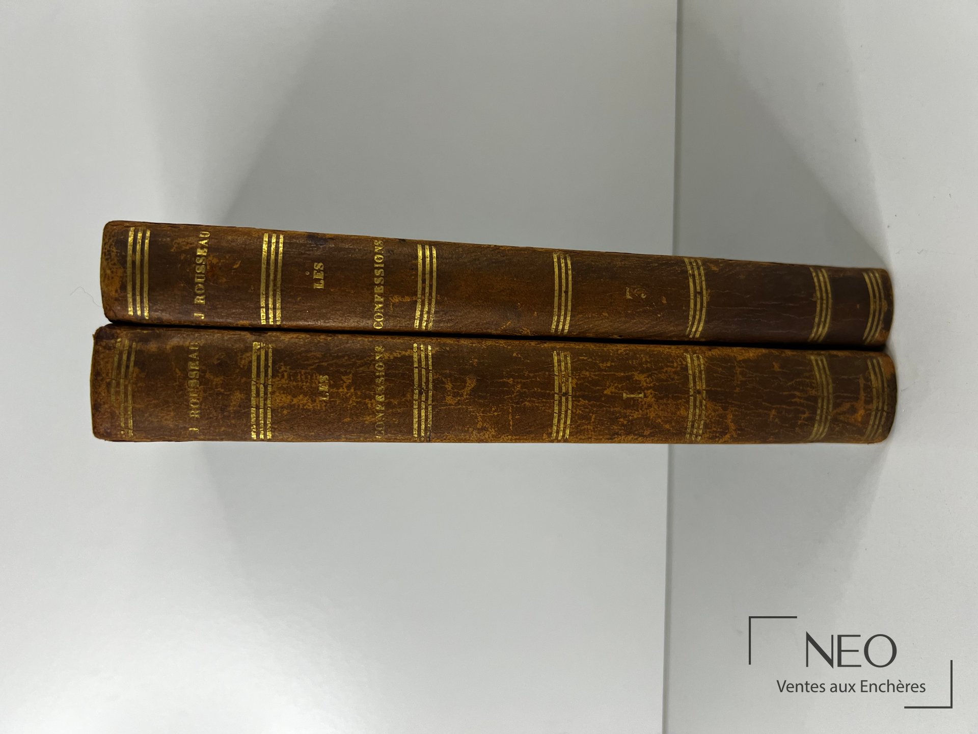 Deux dos de volumes reliés en demi veau