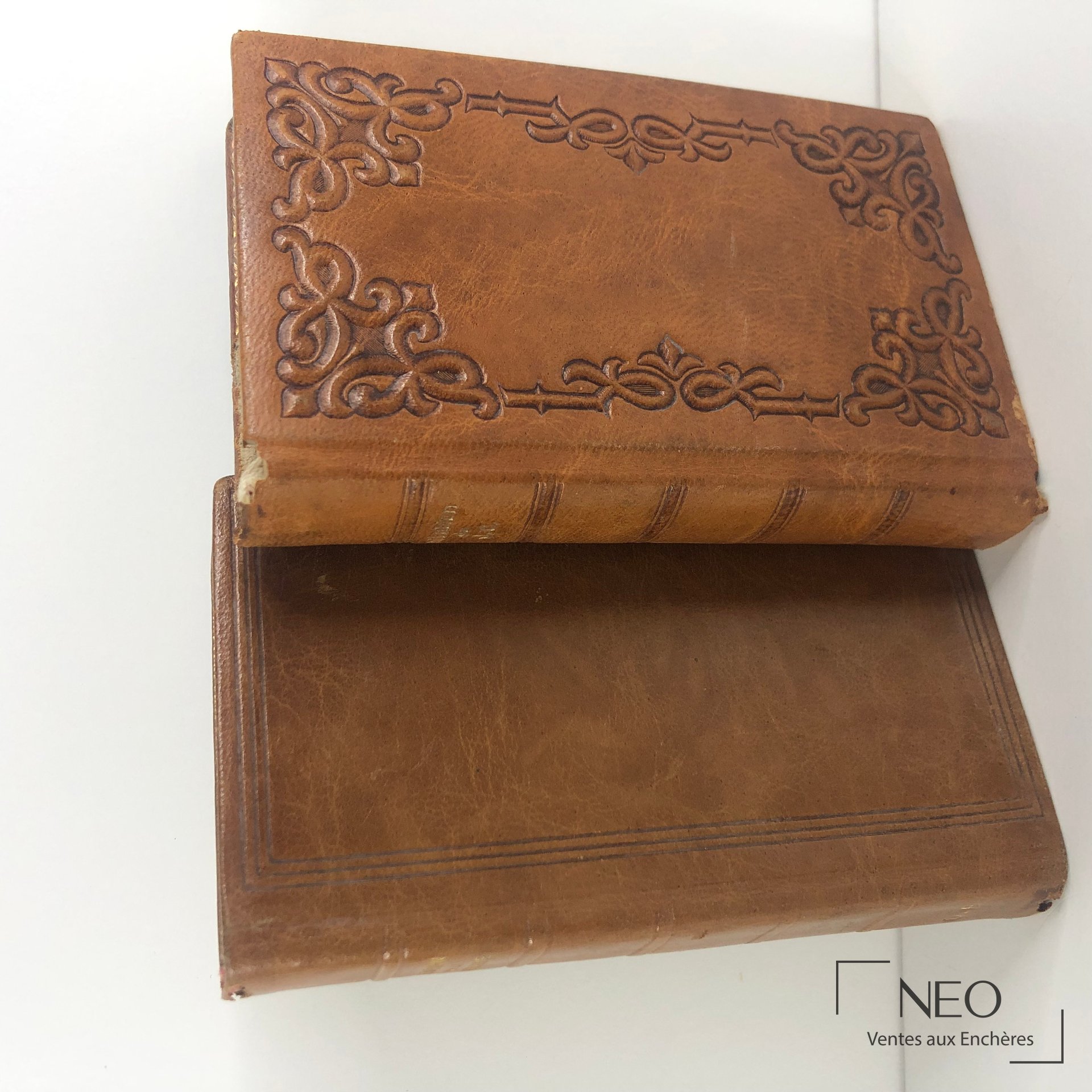 Deux livres anciens reliés en cuir brun