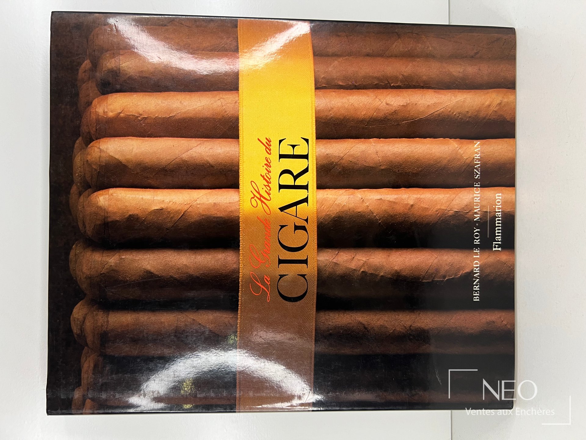 Couverture du livre La Grande Histoire du cigare avec jaquette illustrée de cigares