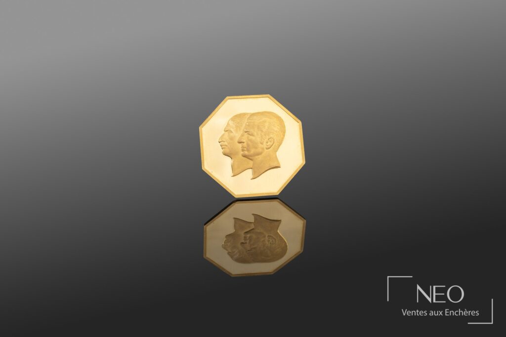Médaille hexagonale en or avec profil de Mohammad Reza Pahlavi