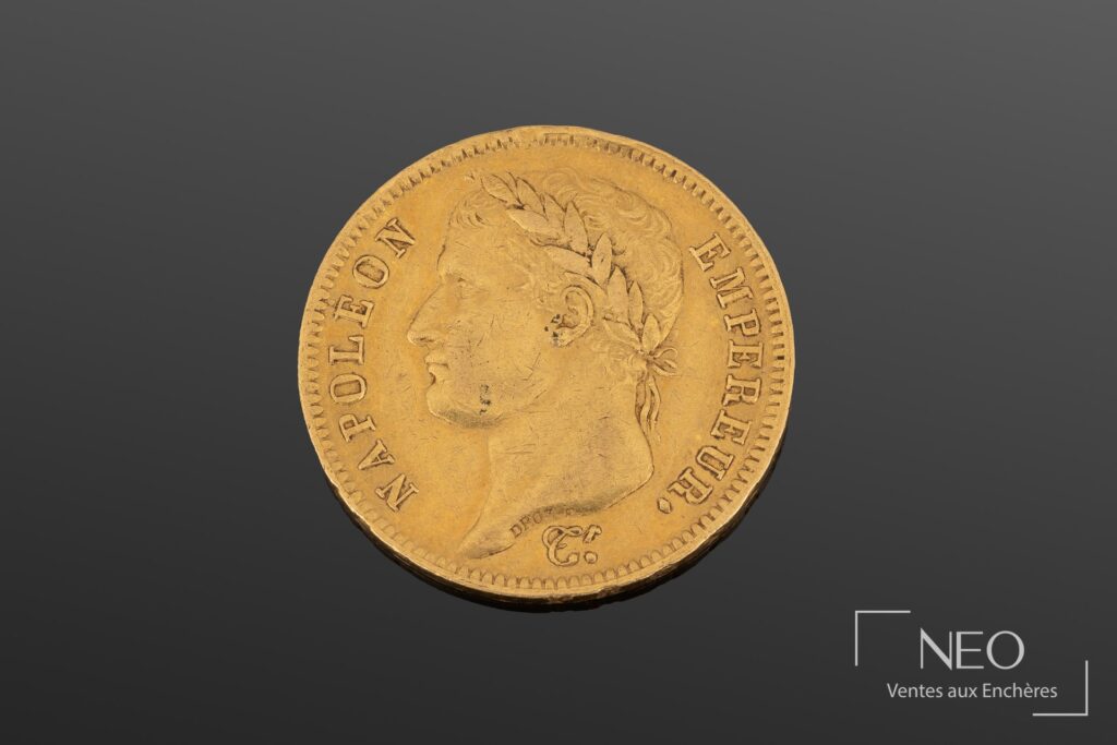 Avers d’une pièce d’or de 40 lires avec le profil de Napoléon et l’inscription NAPOLEON EMPEREUR.