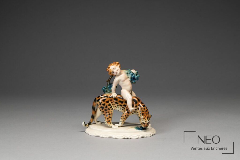 Jeune Bacchus en porcelaine chevauchant un léopard sur base ovale