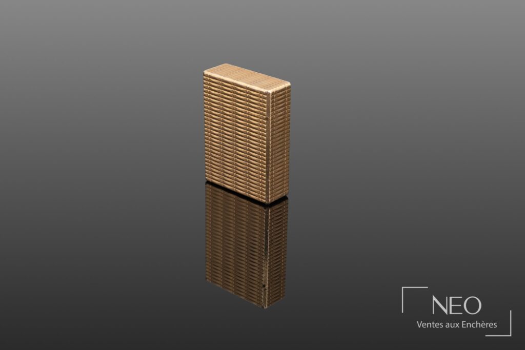 Briquet S.T. Dupont en métal plaqué or à décor gaufré