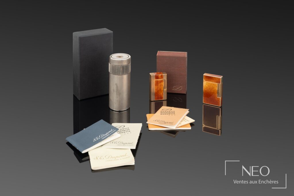 Ensemble de trois briquets S.T. Dupont avec leurs écrins et documents.