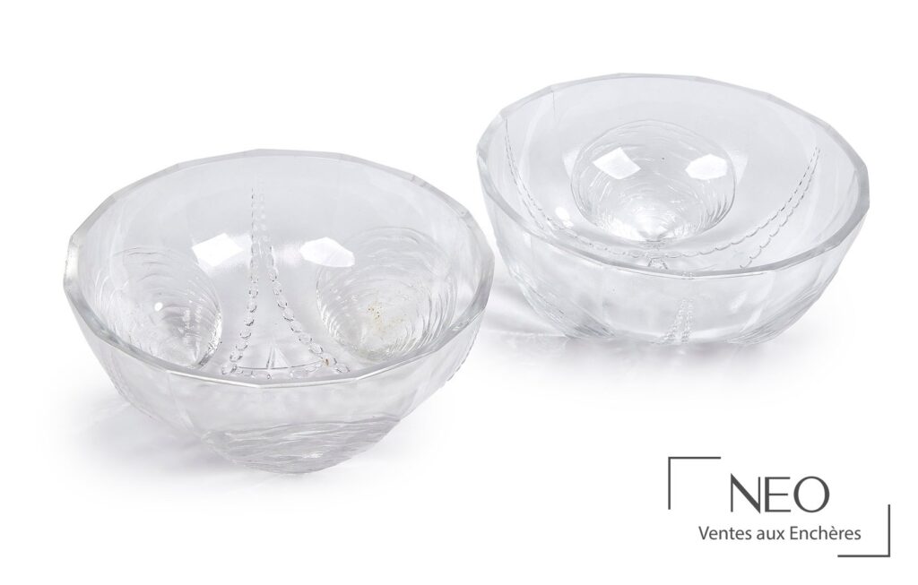 Paire de coupes circulaires en verre incolore signées Sabino France