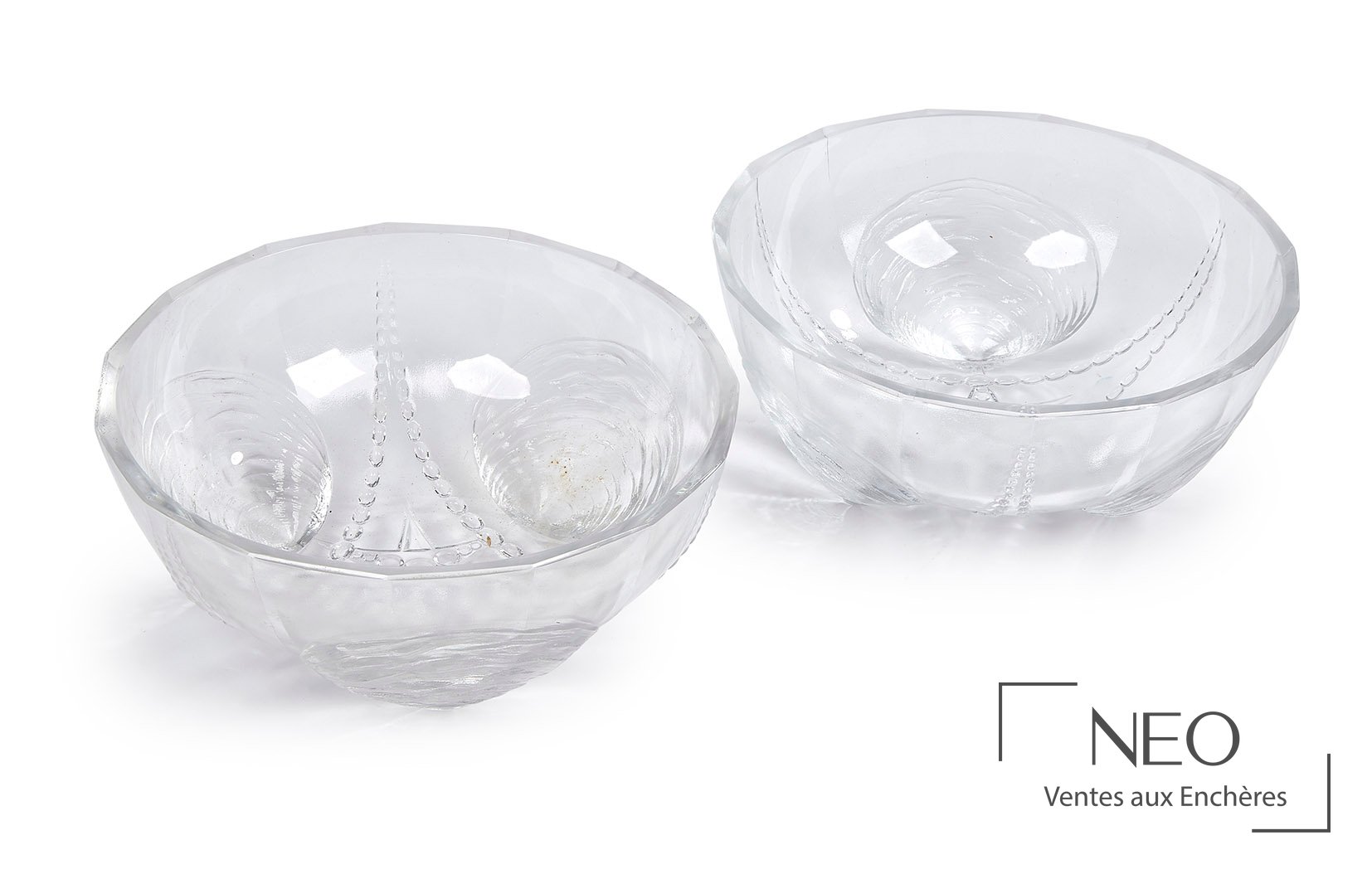 Paire de coupes circulaires en verre incolore signées Sabino France
