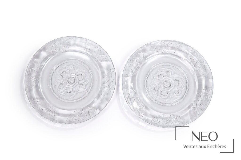 Deux plats circulaires en verre incolore