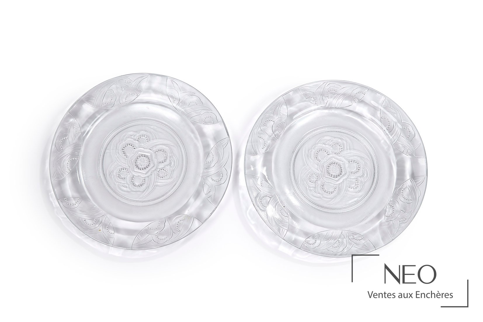 Deux plats circulaires en verre incolore