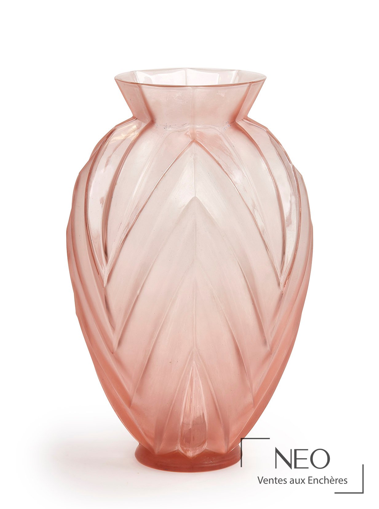 Vase balustre en verre rose à décor de godrons en relief
